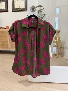 NWT Massini Olive Green Short Sleeve Blouse with Fuchsia Leaf Print